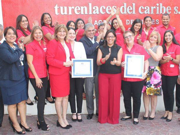 El equipo del Ministerio de Turismo encabezado por los viceministros Fausto Fernández y Maribel Villalona, durante la entrega del Distintivo de Calidad a Elizabeth Tovar, directora de TurEnlace del Caribe, la cual se mostró agradecida por el galardón.
