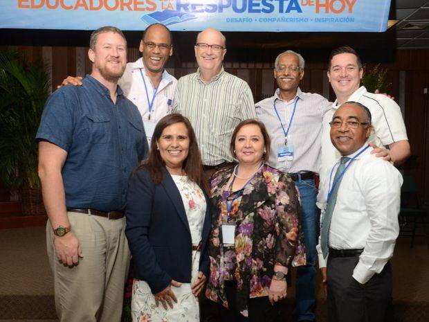 Parte de los organizadores y conferencistas en el Segundo Congreso de Educadores  Cristianos. De izquierda a derecha Reuben Thiessen, Geraldo Orozco, Tiger  Dawson,  Sebastiano Javier  y Ryan King. En la segunda línea figuran Belina Gómez García, Karla de Pineda y José Ramón Rodríguez.
