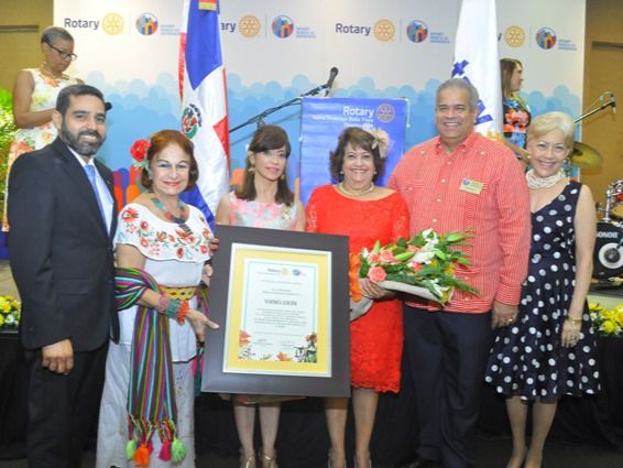 Reconocen a Verónica Sención en el Te Rotary. De izquierda a derecha José Manuel Caminero, María Cristina de Farías, Hilda de Caminero, el gobernador Pedro Vargas y su esposa Pamela de Vargas.