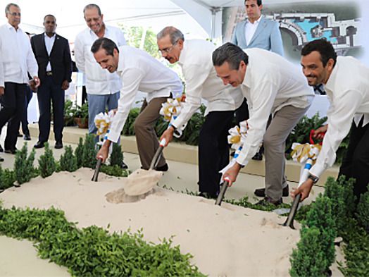 Danilo Medina da primer palazo a construcción hotel Grand Fiesta Americana en Punta Cana.