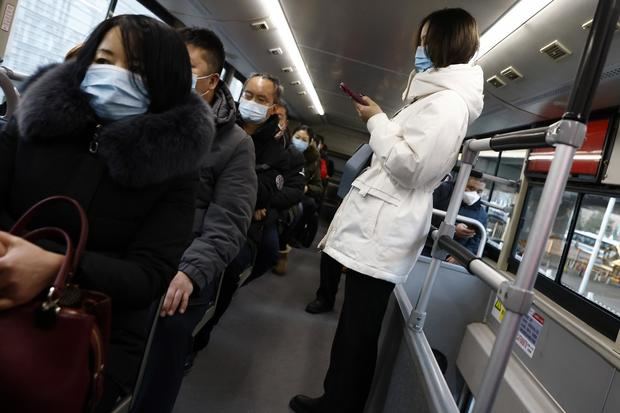 Personas con mascarilla en un autobús en Pekín, el 30 de enero de 2023.