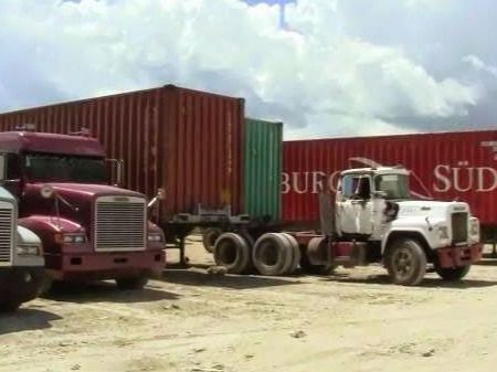 Camioneros mantienen paro indefinido tras detención de colegas