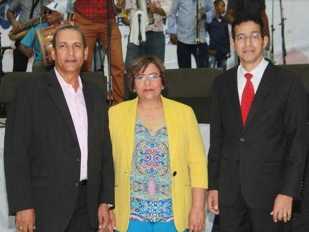 Juan Morales, viceministro de Cultura para la Descentralización y Coordinación Territorial, y  la directora Nacional de Provincias, Altagracia Fernández, y el gobernador Teodoro Ursino Reyes.