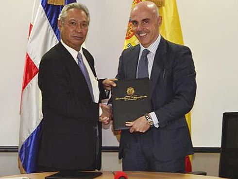 Ministro dominicano de Economía, Planificación y Desarrollo, Isidoro Santana (i) y al embajador de España en Santo Domingo, Alejandro Abellán (d), durante la firma de un un acuerdo para la concesión al Ministerio dominicano de Economía de una subvención concedida por la Agencia Española de Cooperación Internacional para el Desarrollo (AECID) de 15 millones de pesos (unos 312.000 dólares) para avanzar en la cooperación internacional en este país.