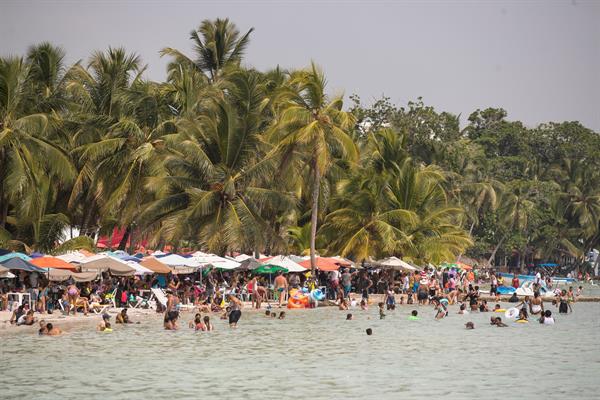 Personas disfrutan de la playa, en Boca Chica (República Dominicana)., en una fotografía de archivo. 
