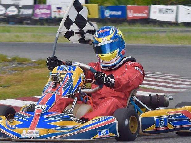 Fernando R. Hernández, con la bandera de cuadro al triunfa en su carrera  Piston Port Experto.