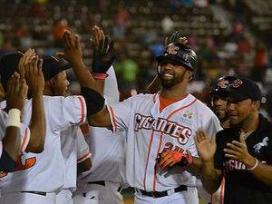 Leones y Gigantes se colocan a medio juego del liderato en béisbol