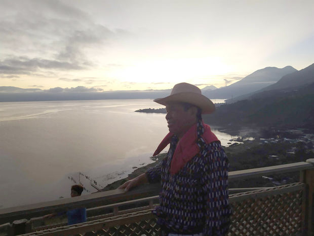 Amanecer en el lago Atitlán, en San Juan La Laguna, el más grande de Guatemala. Imagen de archivo.