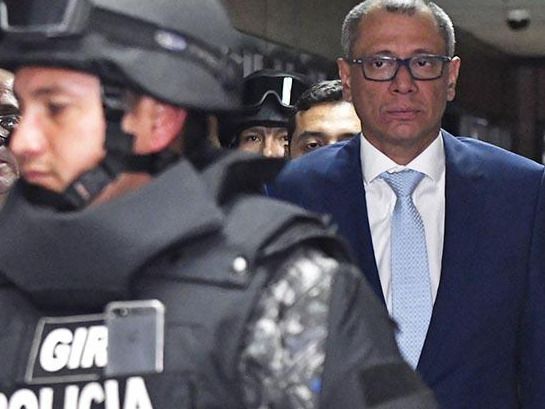 El vicepresidente de Ecuador, Jorge Glas, escoltado por uniformados.