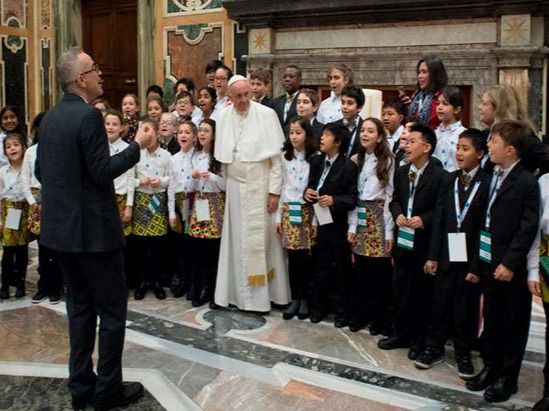 El coro canta para el Papa Francisco.