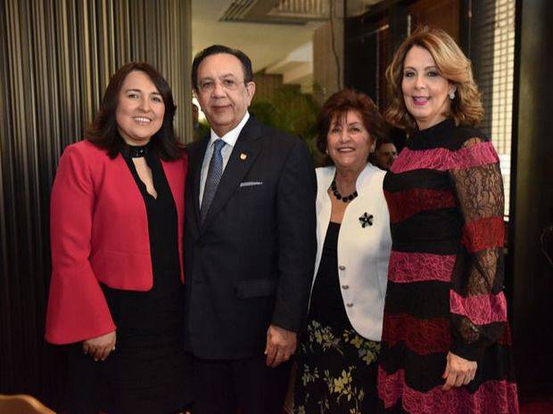  Emely Baldera, Héctor Valdez Albizu, Emely Tueni y Clarissa de la Rocha de Torres.