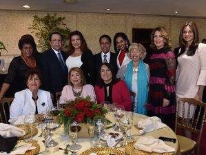  Un grupo de cronistas invitados posando junto Valdez Albizu y Clarissa de la Rocha.