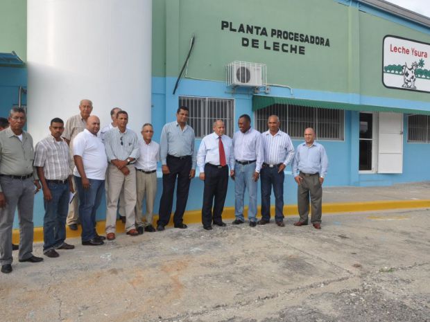 Parte del equipo que gerencia la planta de leche Ysura que sostiene en producción la Cooperativa de Ganaros del Sur. COOPESUR.