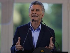 Macri promete más ayuda social ante aumento de la pobreza en Argentina