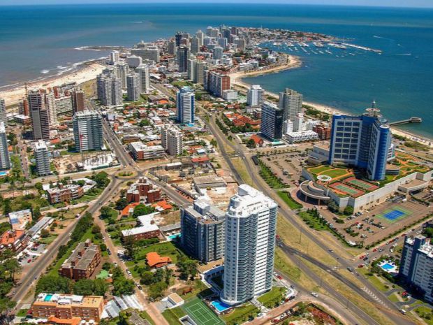 Vista aérea de la península de Punta del Este en Uruguay.