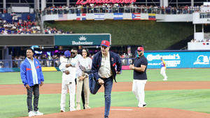 Presidente Abinader hace historia al convertirse en el primer jefe de Estado en lanzar la primera bola en Clásico Mundial de Béisbol