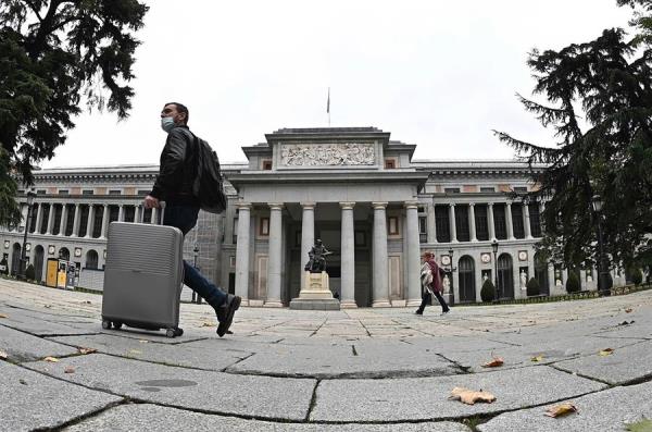 Un turista camina junto al Museo de El Prado, en Madrid. 