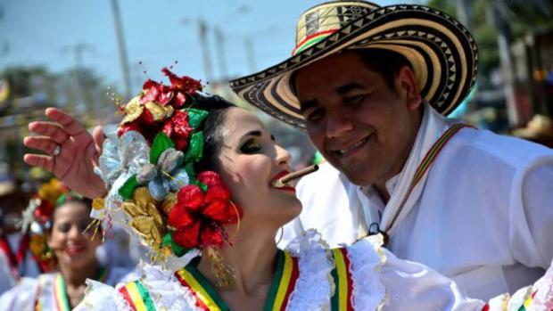 Colombianos participan en el carnaval. 