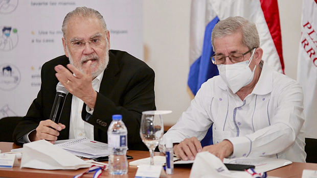 Miguel Ceara Hatton, Ministro de Economía, Planificación y Desarrollo 
y Rafael Toribio, Presidente del Consejo Económico y Social.