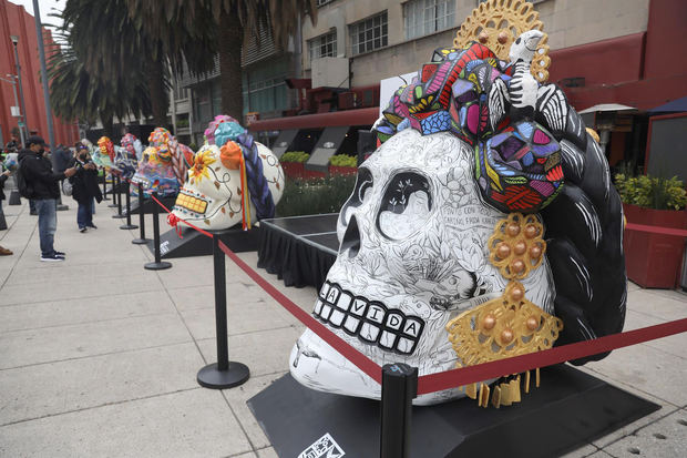 Vista general de la exposición de 'Fridacraneos' instalada en el al Monumento a la Revolución, en Ciudad de México.