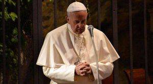 El papa bautiza a 34 niños y anima a sus padres a transmitir la fe