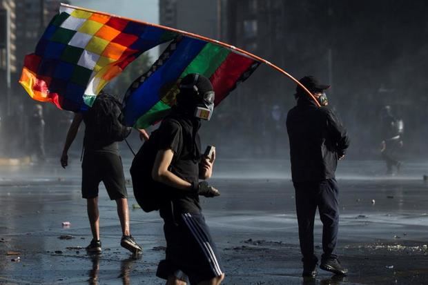 Manifestantes bloquean la Alameda, principal avenida en Santiago, en Chile. 