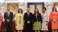 Danilo Medina entregó la Medalla al Mérito a 13 mujeres dominicanas.