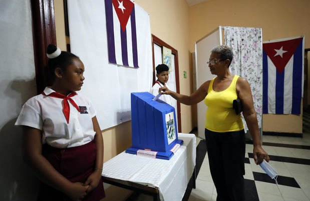 Una mujer fue registrada este domingo, 26 de marzo, al votar durante las elecciones parlamentarias nacionales, en un colegio electoral, en La Habana (Cuba).