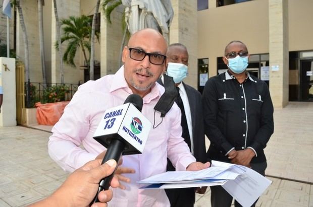 Abogados en la rueda de prensa.