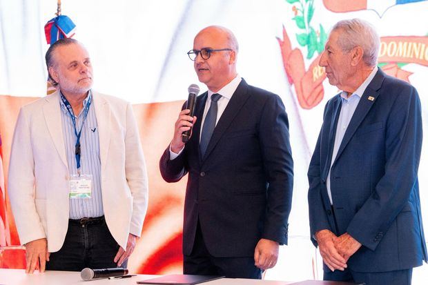 IDAC y Paramount Aviation Services firman acuerdo interinstitucional para evaluación de pilotos.