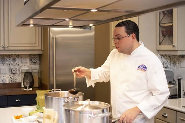 El  Chef Alejandro Abreu, preparando sancocho de habichuelas en el Cooking Show de Doña Gallina.