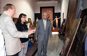 El ministro Eduardo Selman recibe explicaciones del arquitecto Eugenio Pérez Montas, sobre la colección de obras pictóricas originaria del siglo XIX. 