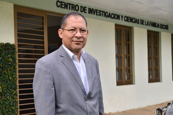  Luis Vergés, coordinador de la Maestría en Psicología Clínica.