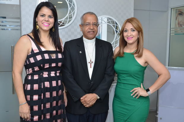 Jenny de Jesús, diácono Frank Luna y Arlenys Reyes.