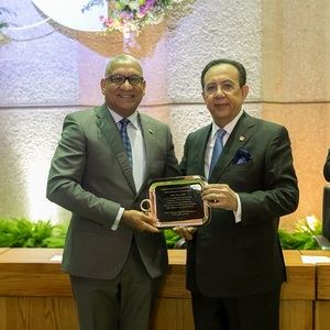 Ervin Novas Bello recibe su placa de reconocimiento por cumplir 30 años en el BCRD, le entrega el gobernador, Héctor Valdez Albizu.