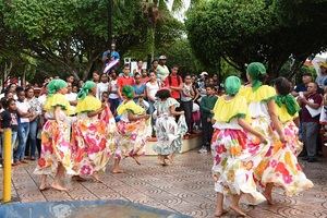 Una vista general de la congruencia de público en el recinto ferial Parque Duarte, municipio Cotui, provincia Sánchez Ramírez.