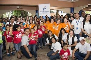 La presidenta del Voluntariado Banreservas, Jacqueline Ortiz de Lizardo, participa en un emotivo acto con niños y jóvenes de “Fundación Yo también puedo”. 