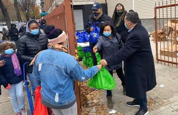 Bodegueros dominicanos regalan cientos de pavos a familias pobres.