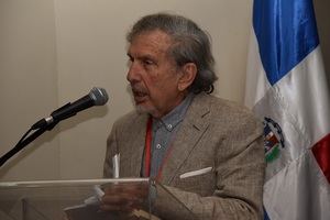 El poeta Luis Alberto Crespo, de Venezuela,  en  lectura de poesía.