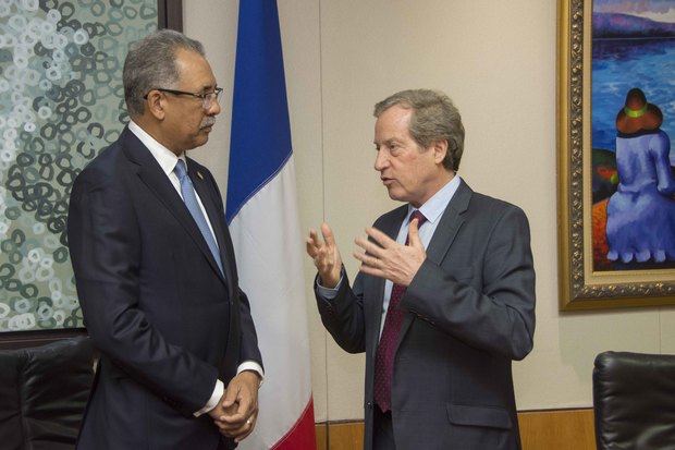 El embajador Francés en República Dominicana, Didier Lopinot, conversa con el administrador general de Banreservas, Simón Lizardo Mézquita, al finalizar la firma del acuerdo entre la entidad financiera y la Agencia Francesa de Desarrollo.