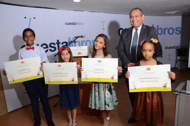 Los niños galardonados Alfonso Montás Toribio, Nur Virginia Zamudio Adoumieh, Emilie Darius Santos y Camila Isabella Zapata Henríquez, acompañados de los integrantes del Jurado del Concurso de Cuentos Infantiles Andrés L Mateo, Obdulia García, Manuel García Cartagena, María Virtudes Núñez Fidalgo y Manuel Núñez Asencio.