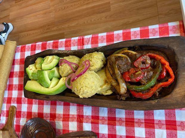 El mangú dominicano con sus guarniciones.