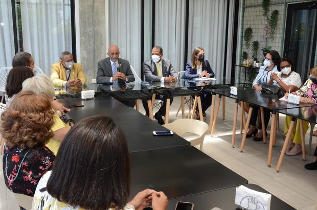 El gerente general del CNSS, Félix Aracena Vargas dirige la reunión con los médicos integrantes de las Comisiones Médicas. Le acompañan el coordinador general del CNSS, Juan Brito y el coordinador técnico, Jorge Alberto Santana.