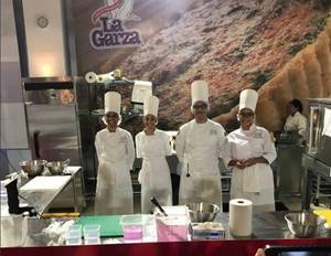 J&#243;venes cocineros con bazar culinario solidario 