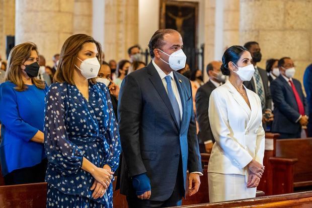 Desde la izquierda y en primera fila, Noelia García de Pereyra, el administrador general de Banreservas, Samuel Pereyra y la primera dama Raquel Arbaje.