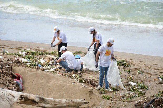 Los colaboradores de Pollo Cibao se integraron con entusiasmo en la limpieza de la playa Montesinos.