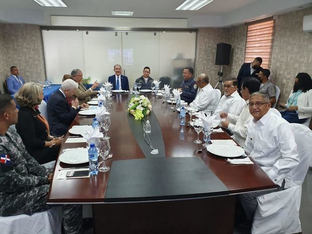 Durante el acto estuvieron presentes, el viceministro Administrativo y Financiero del MESCYT, José A. Cancel; el asesor institucional en materia de seguridad, Roger Thomás Mora, así como colaboradores de la Policía Nacional y la UPID.
