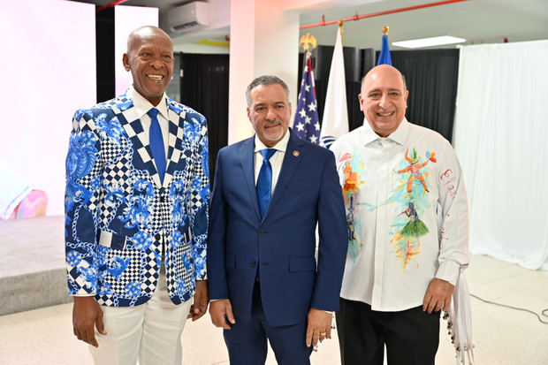 Juan Francisco Vásquez (Juampa), Ángel Pichardo, cónsul en New Jersey; y
Mariano Hernández, fotógrafo autor de la exposición.