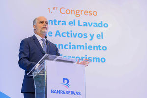 El superintendente de Bancos, Alejandro Fernández.