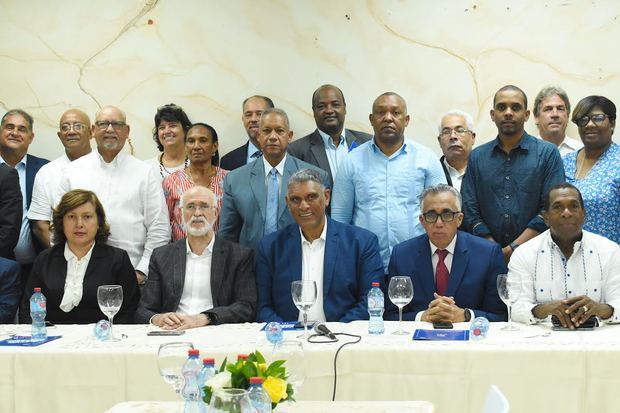 Dirigentes deportivos se reunidos con el gabinete del Ministerio de Interior y Policía (MIP), en un almuerzo para instar al deporte a la lucha contra la delincuencia. 